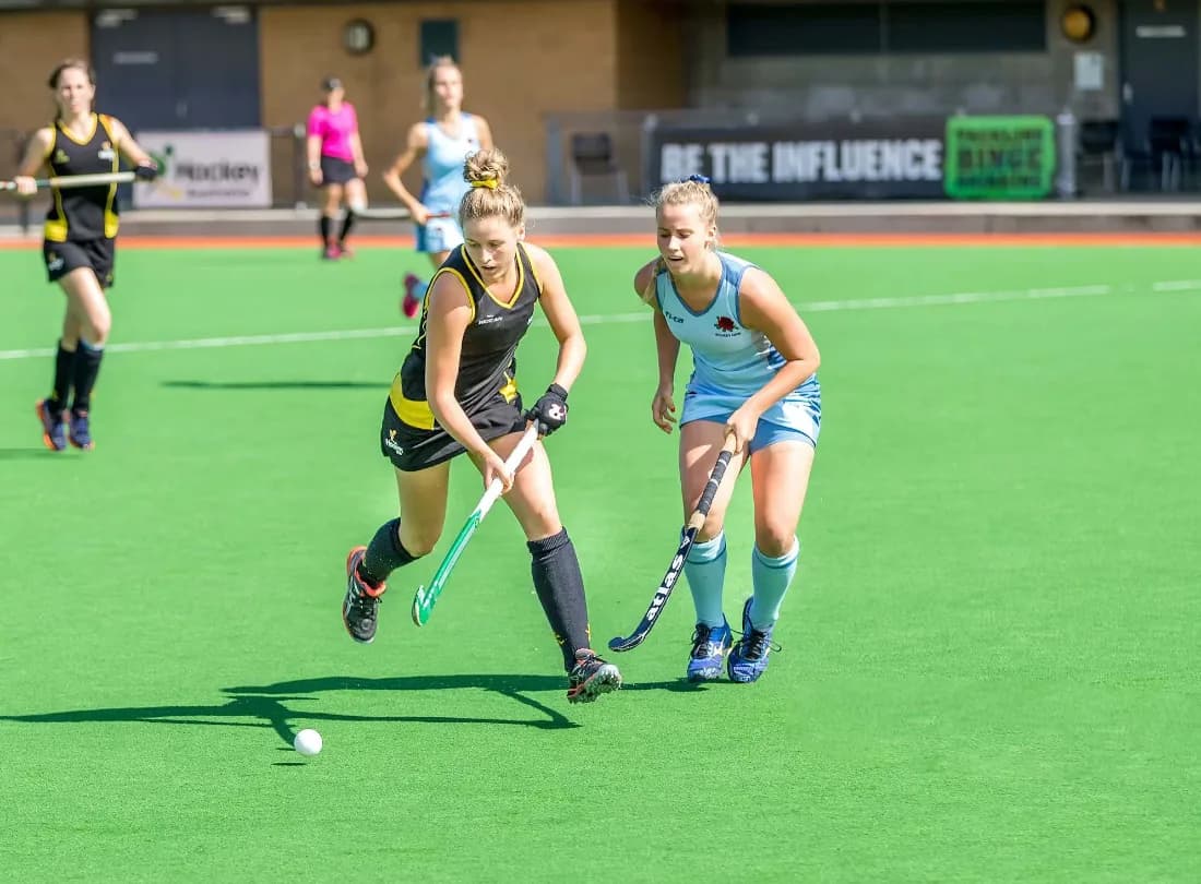 Jugadora de hockey con indumentaria Ribean
